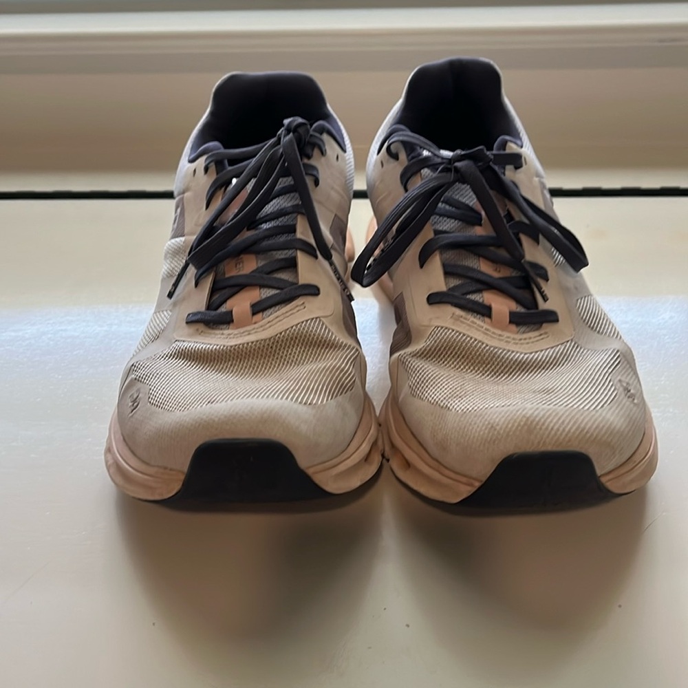 Onclouds! Women’s size 10